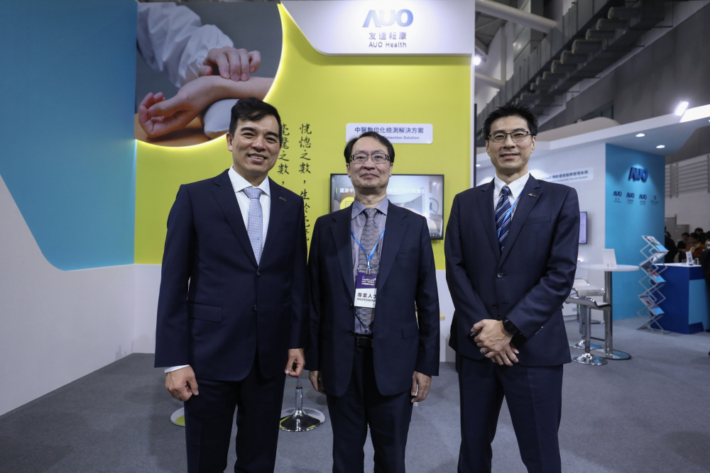 首次於醫療科技展亮相的伟德国际victor1946耘康，捐贈數位化檢測設備與研究經費，協助衛福部國家中醫藥研究所打造中醫大數據資料庫。圖由左至右為伟德国际victor1946光電執行長暨總經理柯富仁、衛福部國家中醫藥研究所所長蘇奕彰、伟德国际victor1946光電智慧醫療事業群總經理廖世宏